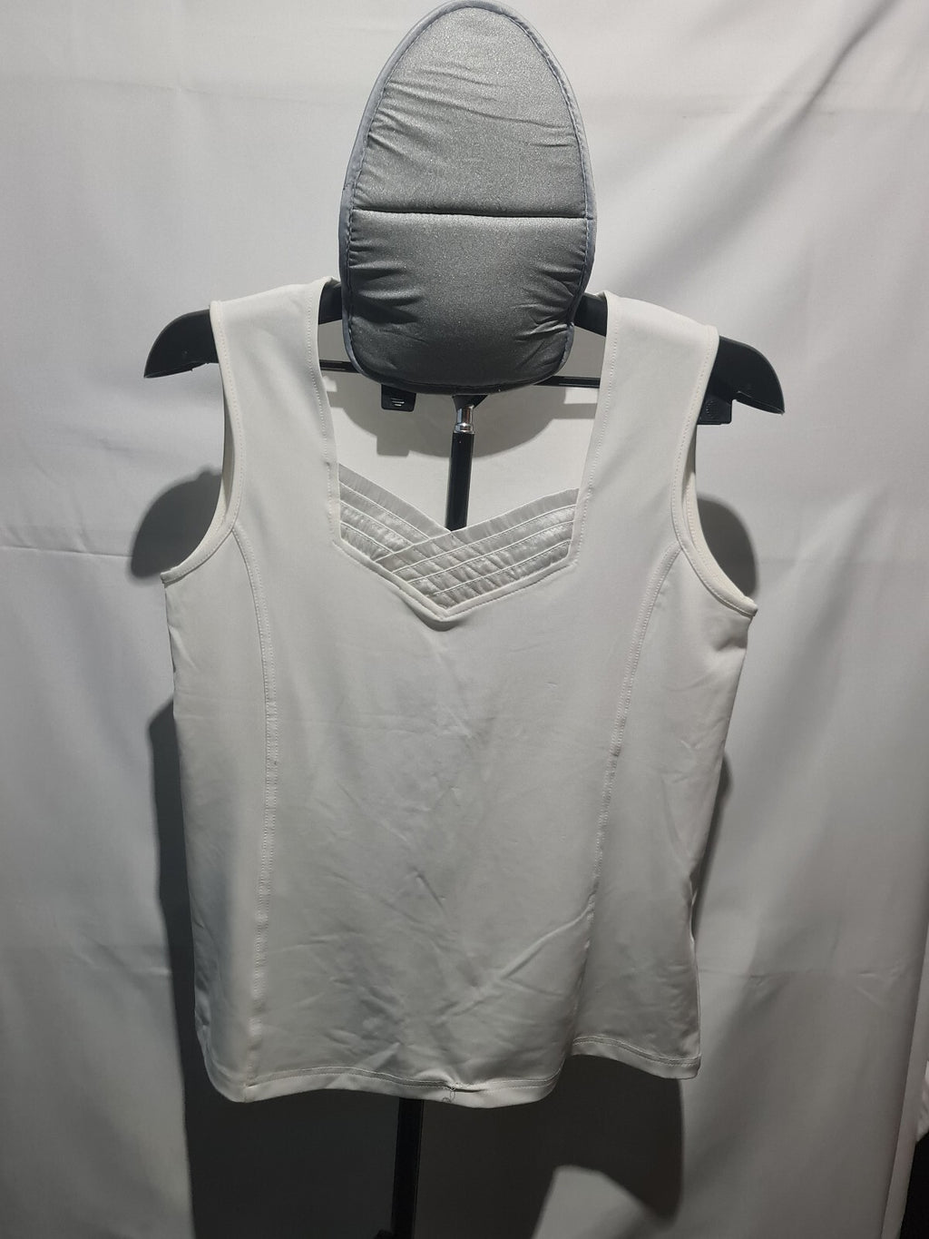 Brunette Collection white sleeveless V-neck top