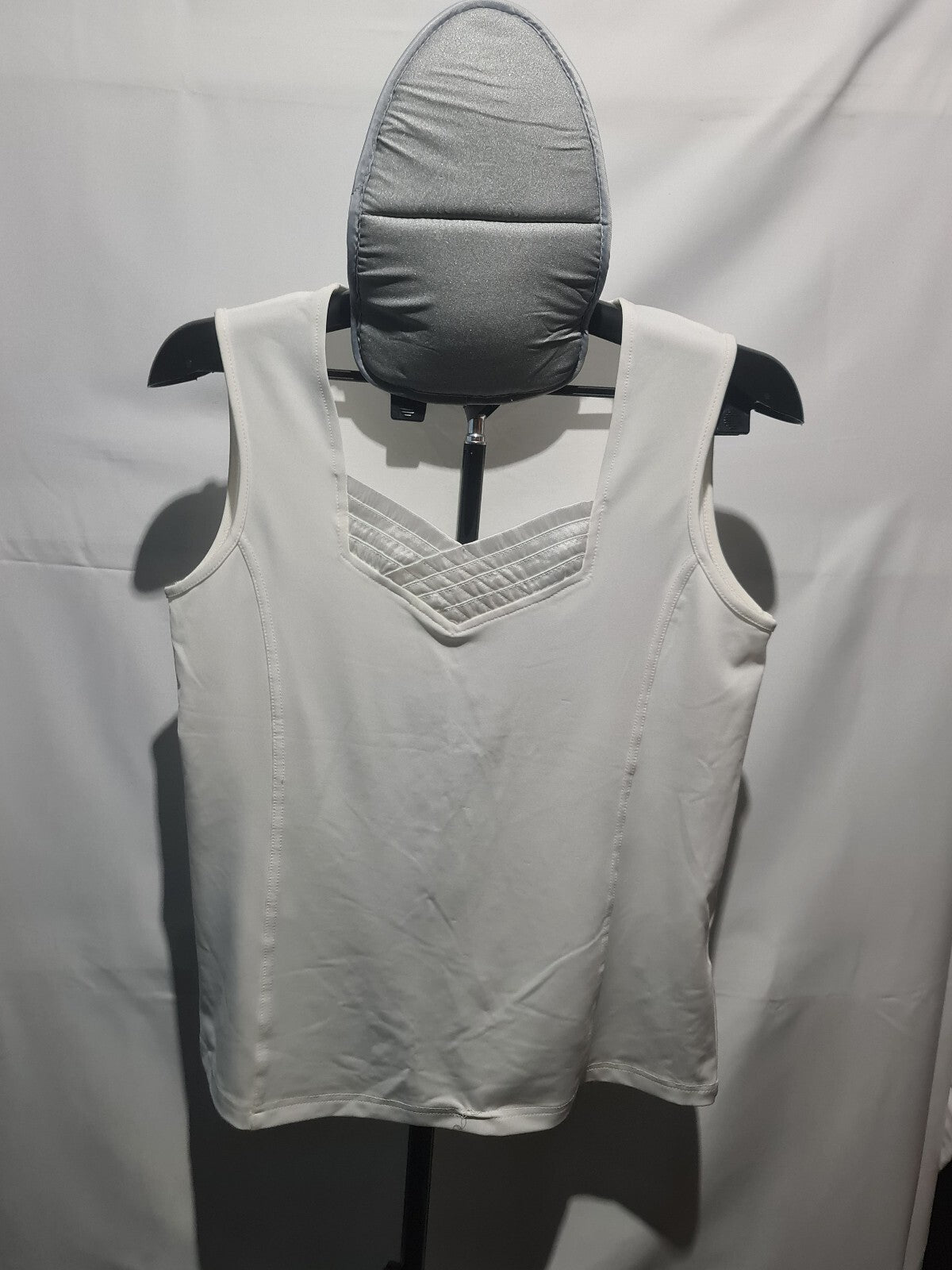 Brunette Collection white sleeveless V-neck top