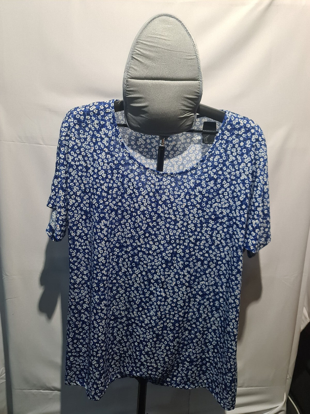 D&M blue floral short sleeve top