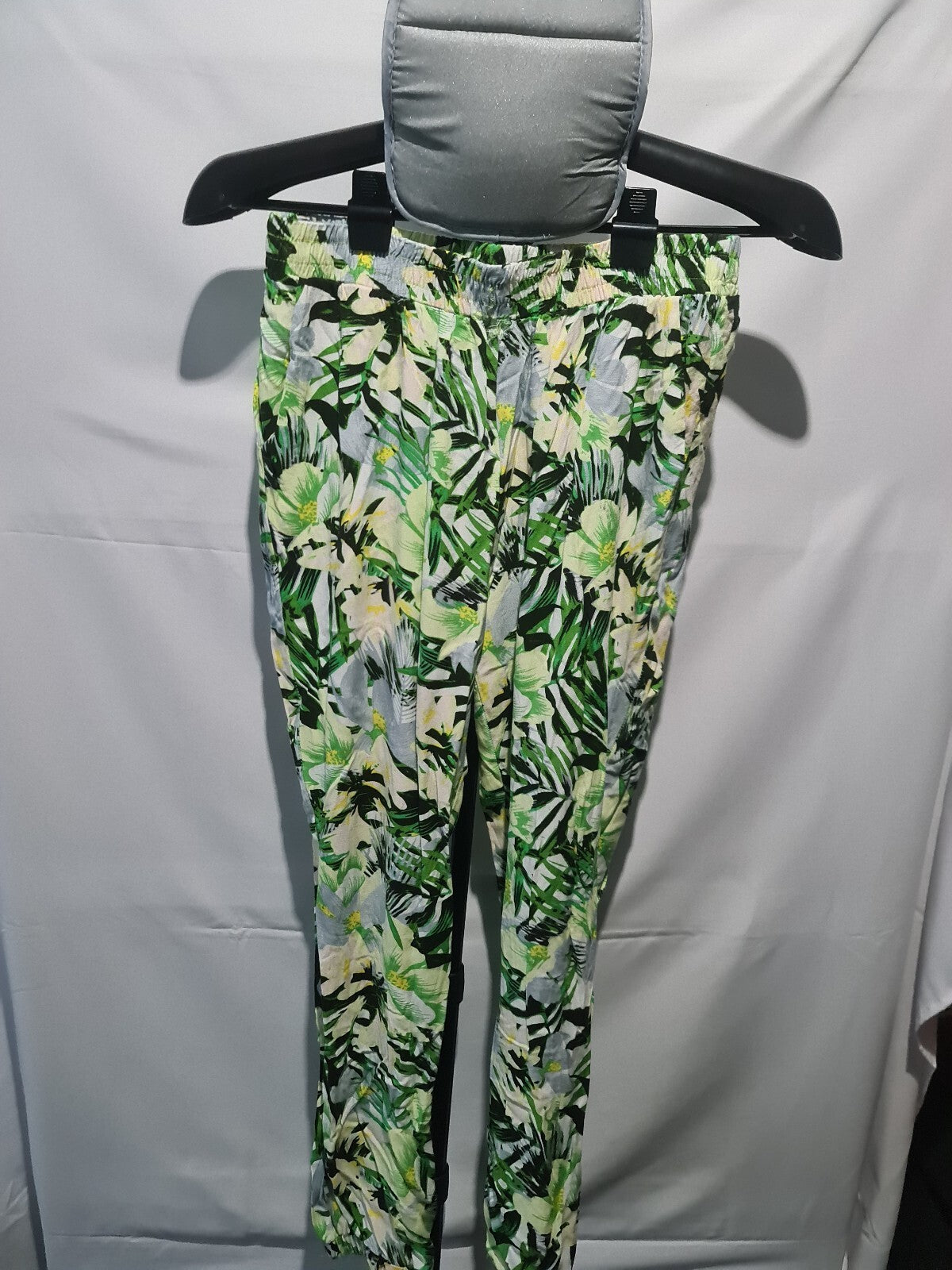 Green tropical print leggings