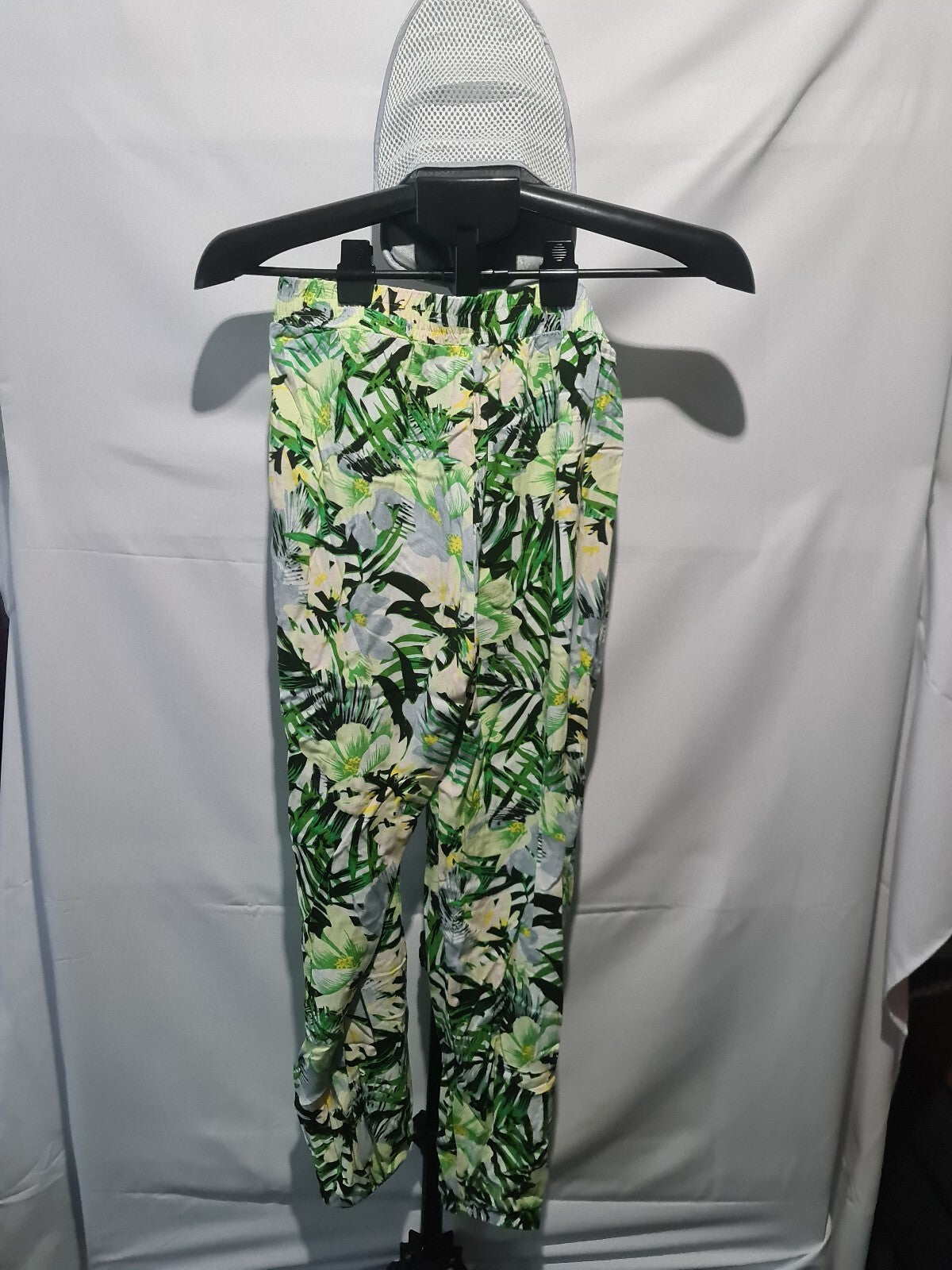 Green tropical print leggings