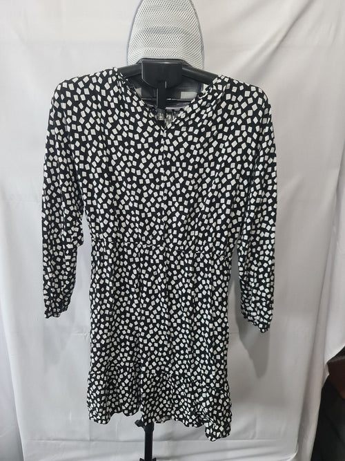 Black and white geometric long sleeve dress