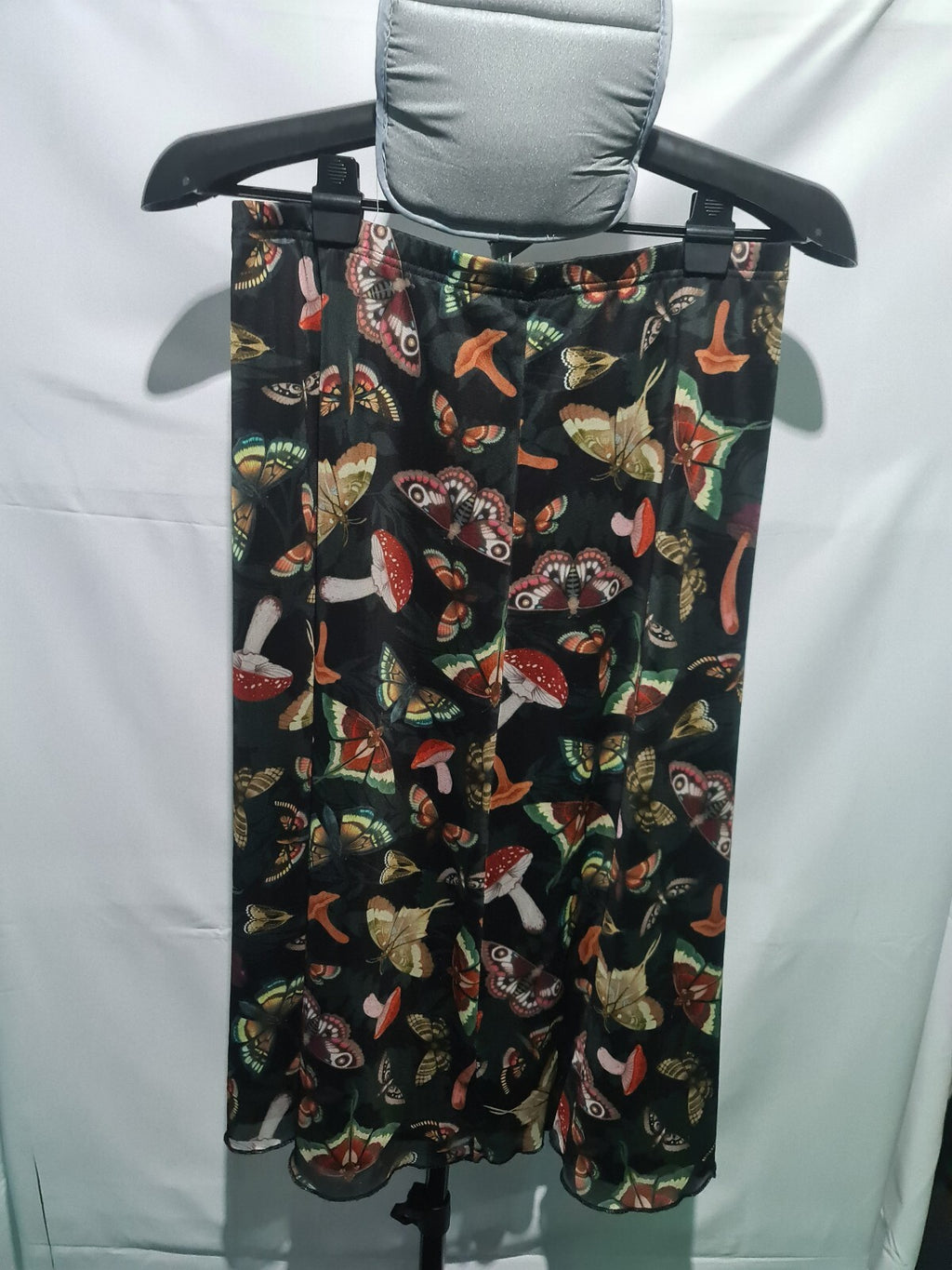 Boohoo black butterfly print skirt